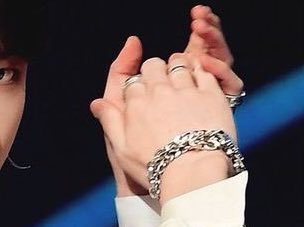 97HANDS's tweet photo. jungkook’s silver bracelet on my mind https://t.co/WloPXC8RTZ