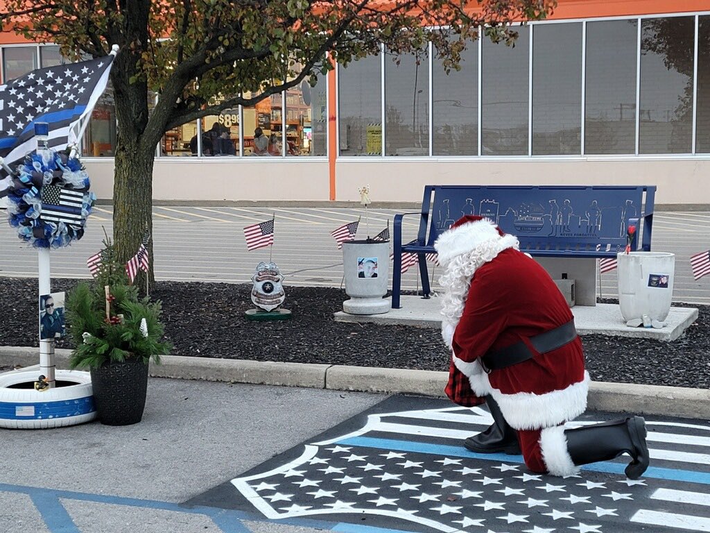 awmorris59's tweet photo. Santa stopped by Home Depot 3848 yesterday and paid respect to officer Dia and say a prayer for all law enforcement https://t.co/9LiPgKvBdO