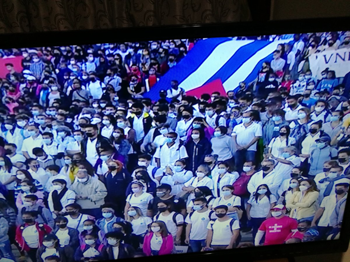 Los mismos jóvenes que enfrentaron con mucho altruismo a la COVID-19, marchan por la vida, reafirmando su compromiso con la Revolución. #SomosCuba #SomosContinuidad #CubaEsRevolución #CubaSalvaVidas <a href="/PresidenciaCuba/">Presidencia Cuba 🇨🇺</a> <a href="/aparedesrebelde/">Angélica Paredes</a>