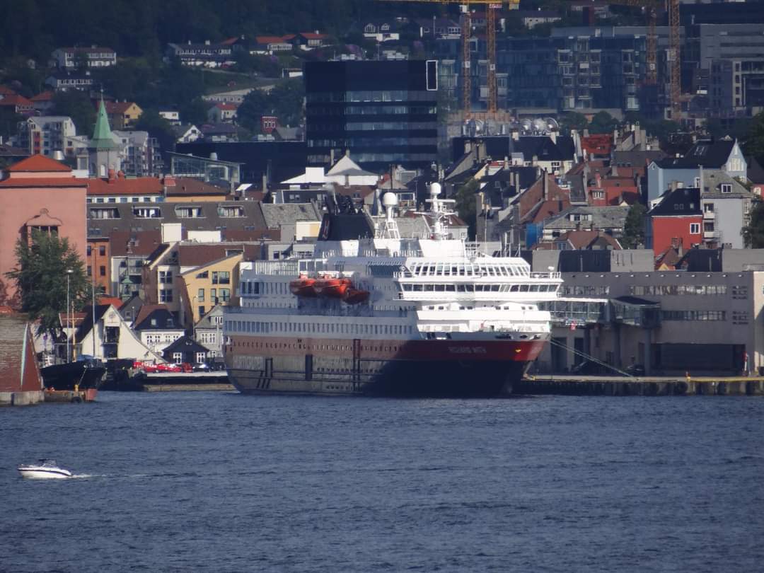 nauticallyspeak's tweet photo. Flashback to June 2019 and we spotted @HurtigrutenN #RichardWith as we departed Bergen on board the now former @FredOlsenCruise #Boudicca.
🛳️🇳🇴🛳️🇳🇴🛳️🇳🇴🛳️🇳🇴🛳️🇳🇴
#Hurtigruten #RichardWith #Bergen #Norway #NorwegianCruising #June2019 #NauticallySpeaking https://t.co/aTHBxKgf8h