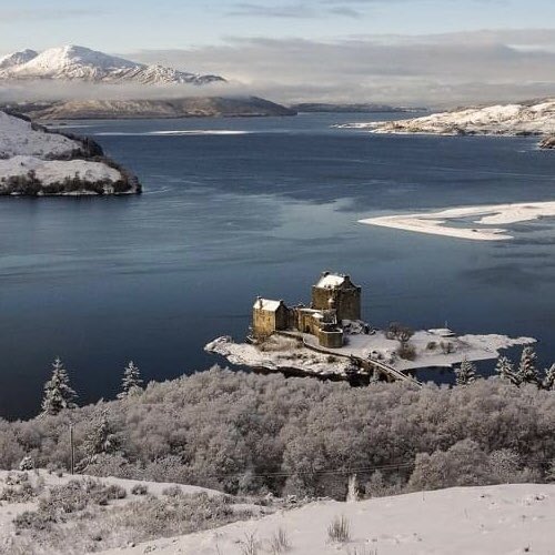 1EileanDonan's tweet photo. Changing of the seasons has officially arrived in #Scotland https://t.co/fl3tEYVetx