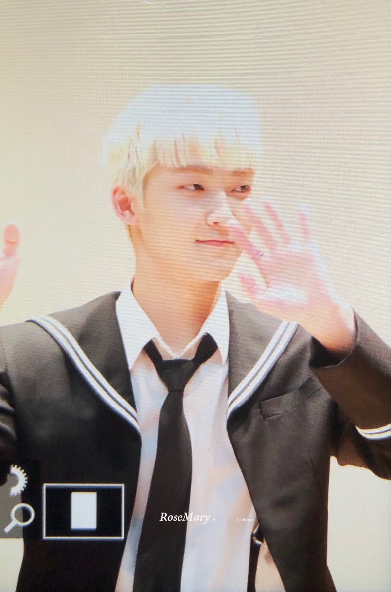 KevinBrazil23's tweet photo. [#PREV] 27.11.21 🌙 Kevin no fansign Makestar 3.

#KEVIN #케빈 #KEVINMOON #케빈문 #MOONHYUNGSEO #문형서 #THEBOYZ #더보이즈 

©:Rosemary https://t.co/bnbGJS3nHl