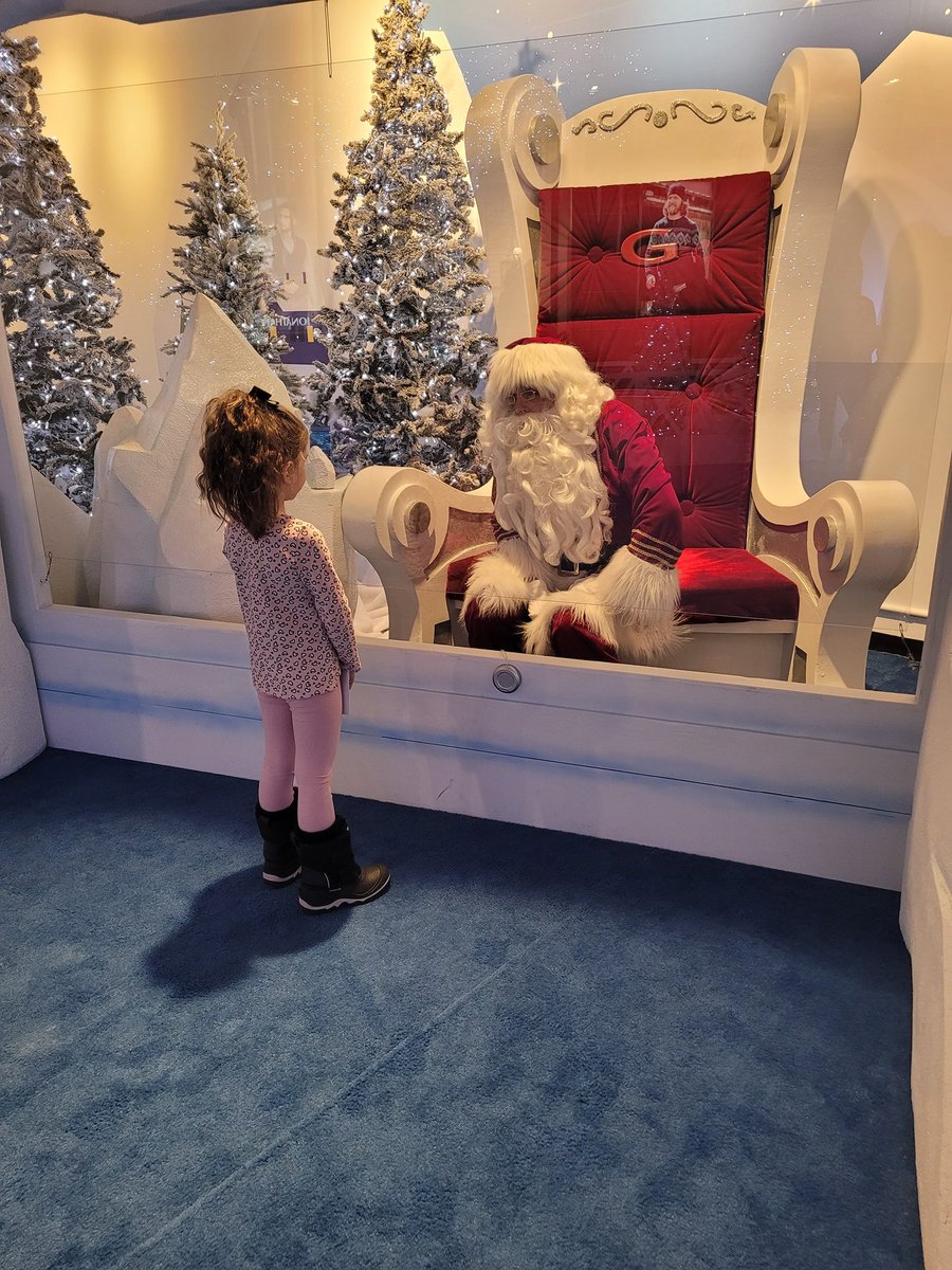 ChloeSeashell's tweet image. This is the heartbreaking new reality in #Quebec 
#Santa #glasswindow #childhood