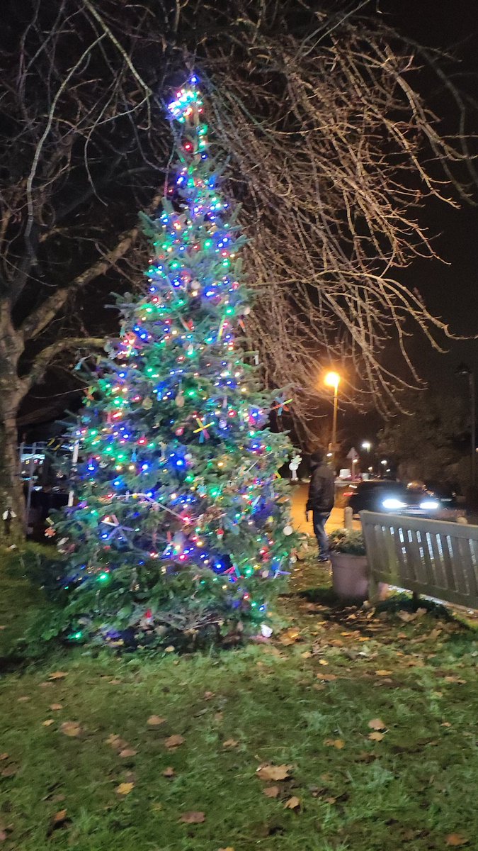 DesCWilliamson's tweet photo. Christmas tree lights on  at Tattenham Corner @TattenhamXmas @ChurchatStMarks heavily involved as usual https://t.co/33UwFxsx2F