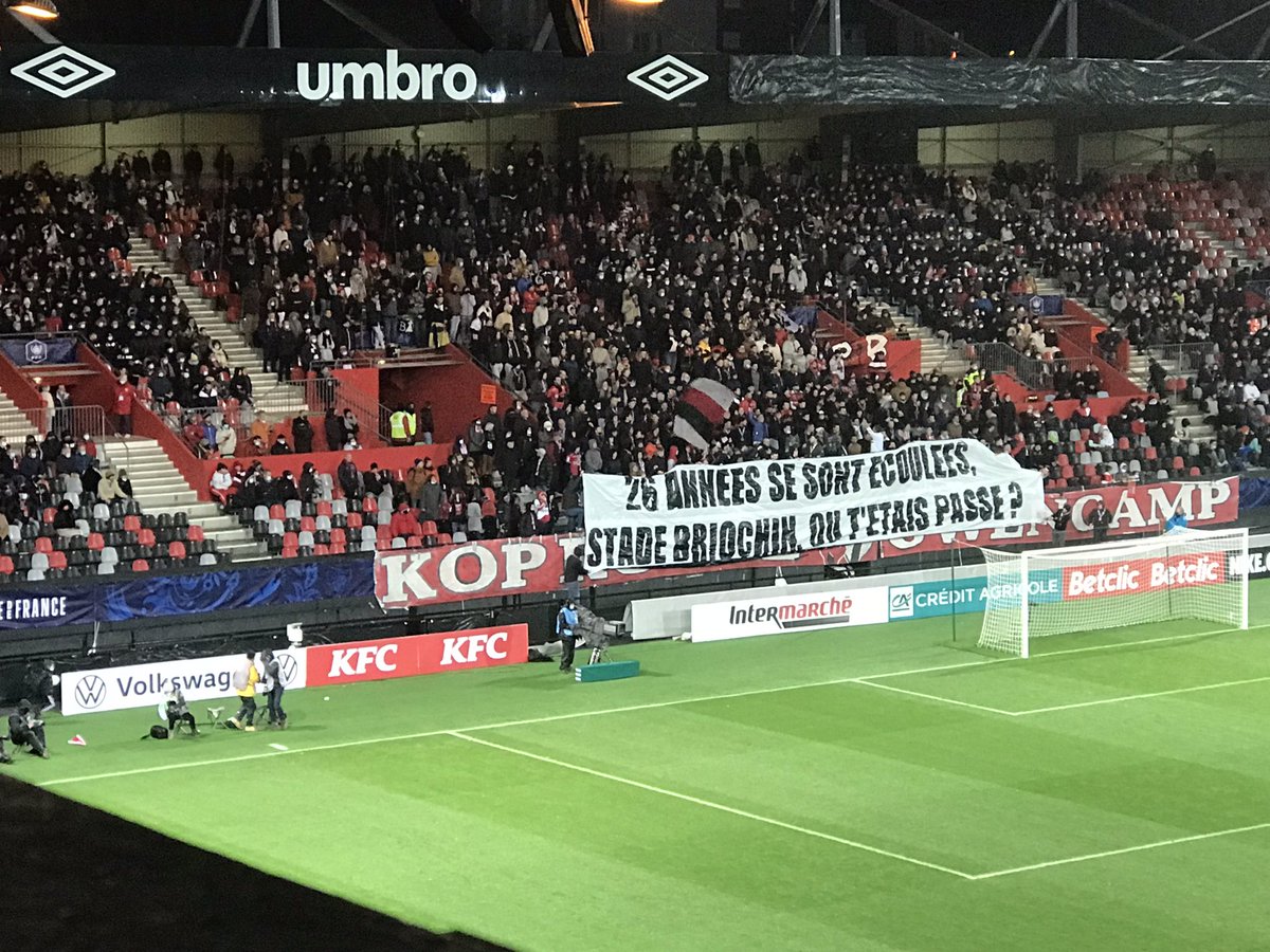 ofeaguingamp's tweet photo. Fin de match, banderole du Kop guingampais : « 26 années se sont écoulées, Stade briochin où t’étais passé ? » https://t.co/tzhw3VoRPO
