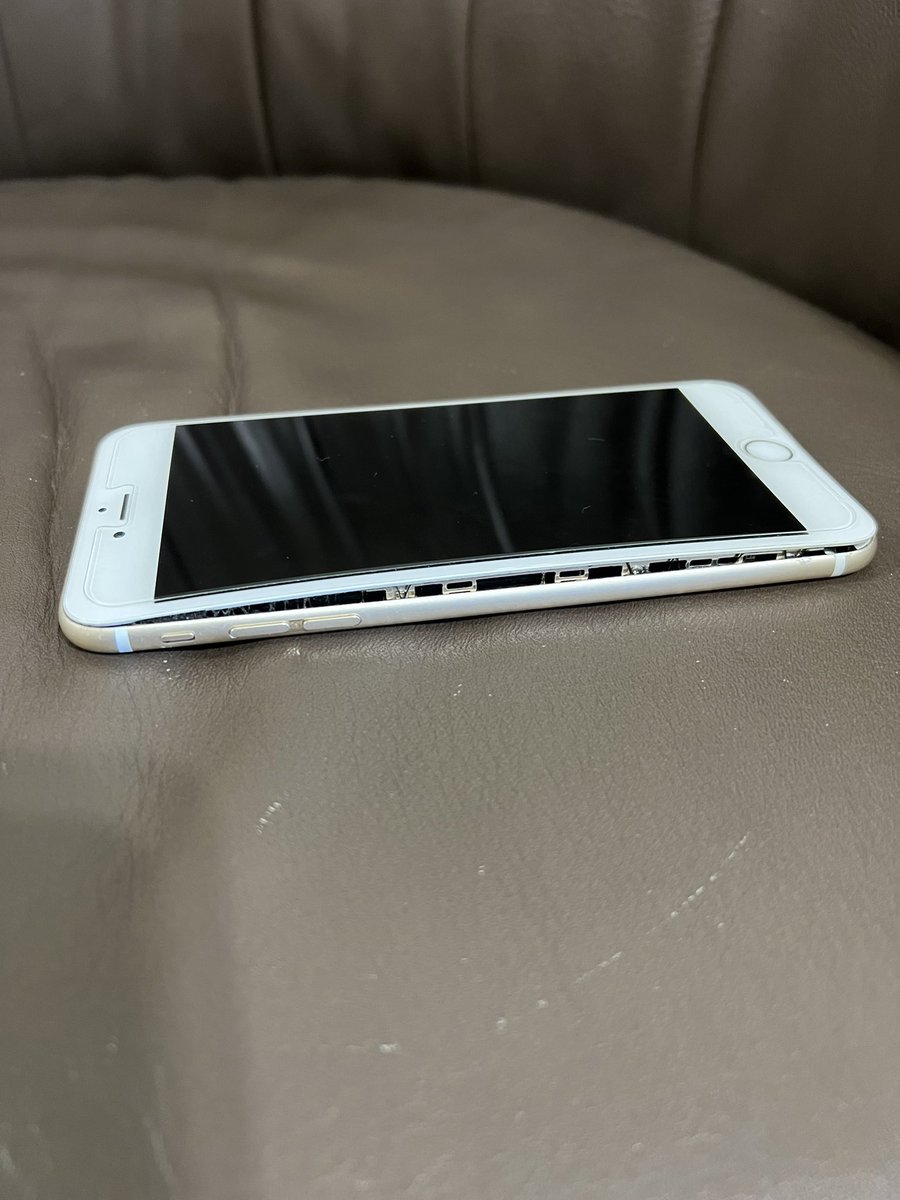 suman_hit's tweet photo. @Apple Am I expect this as thanks giving gift or it is quality that I believe blindly , which prove me wrong ? 

Just after this thanks giving , the morning when I wake up I saw this is what happens with my iPhone6sPlus.
Phone get bend and cracked automatic from main shape. https://t.co/AU0GJd9Uw4