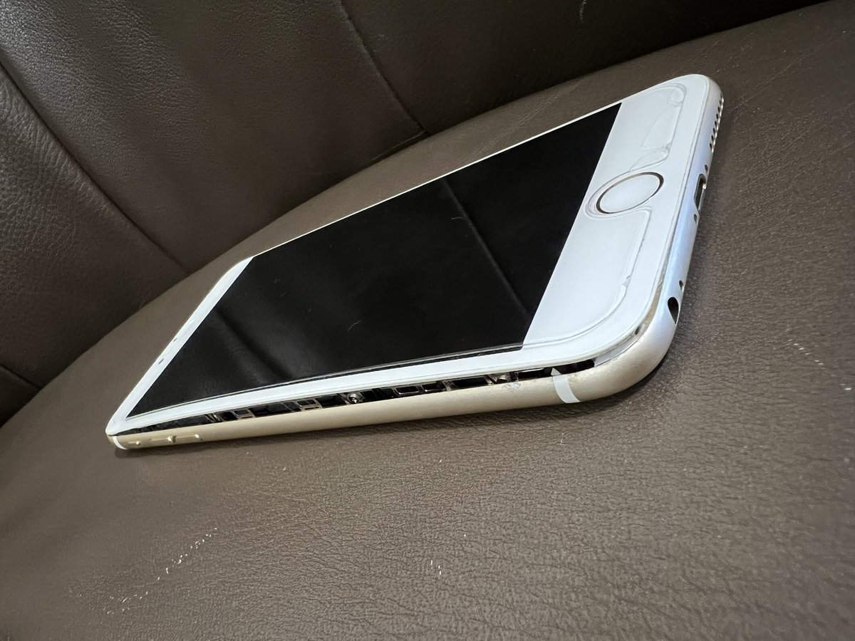 suman_hit's tweet photo. @Apple Am I expect this as thanks giving gift or it is quality that I believe blindly , which prove me wrong ? 

Just after this thanks giving , the morning when I wake up I saw this is what happens with my iPhone6sPlus.
Phone get bend and cracked automatic from main shape. https://t.co/AU0GJd9Uw4