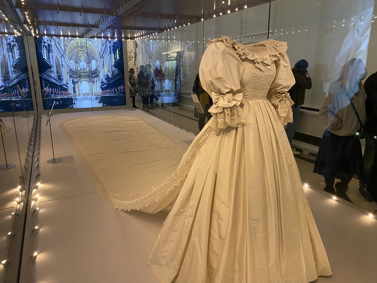 OfficialDaveFox's tweet photo. After battling through snow this morning in Sheffield, we managed to get on the train. Met Boy Tobe and Philippa, went to Pizza Pilgrim for lunch, then Wifey wanted to go to Kensington Palace to see Diana’s dress. 👰‍♀️ 👍
#DaveInLondon https://t.co/bibQ6hBH0B