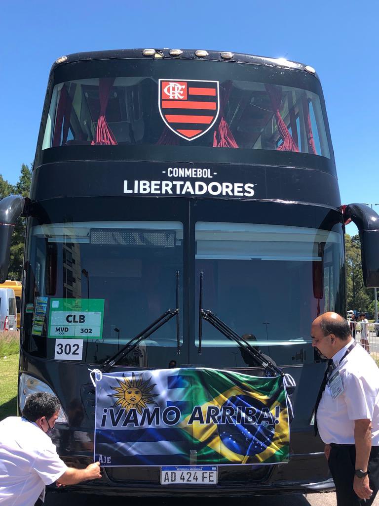 Flamengo's tweet photo. O ônibus que irá levar o Mengão para o Centenário já está pronto! 🇧🇷🤝🇺🇾 #FLAxPAL #VamosFlamengo https://t.co/OYznKA11fk