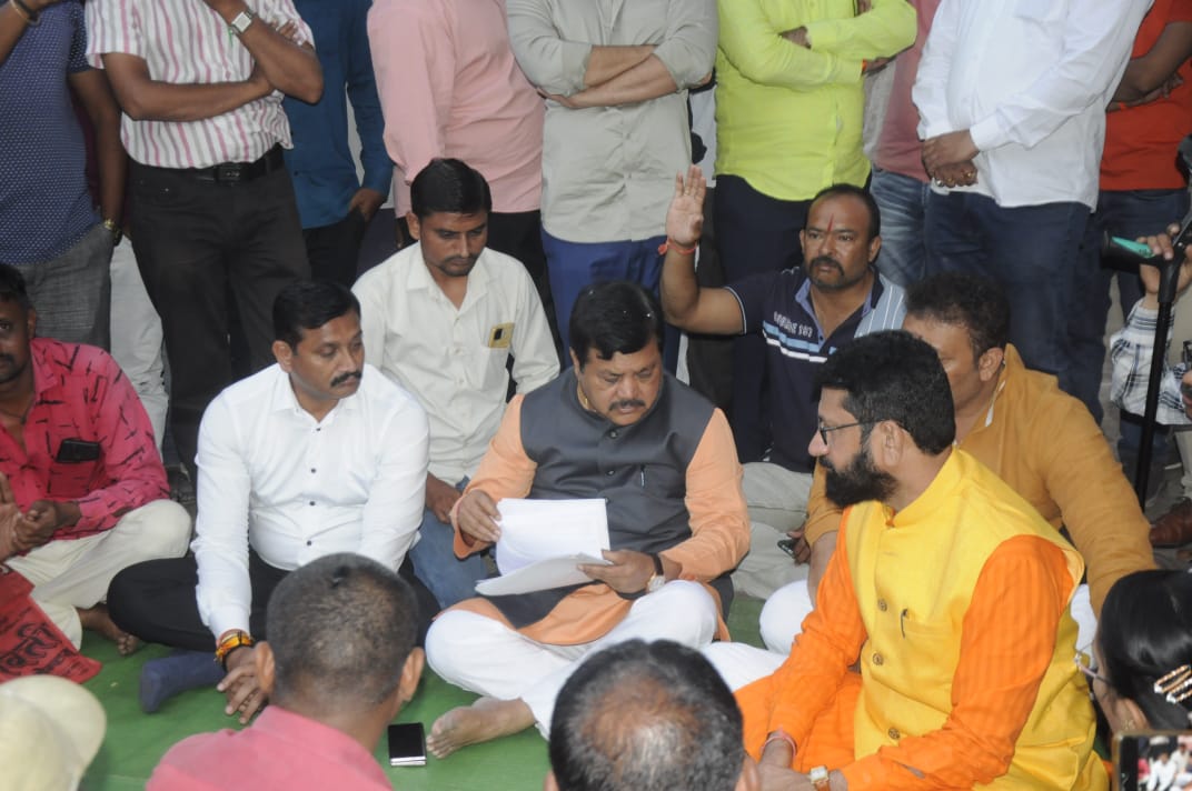 mipravindarekar's tweet photo. "नंदुरबार एसटी बस डेपोत विलीनीकरणाच्या प्रलंबित मागणीसाठी आंदोलनाला बसलेल्या एसटी कर्मचाऱ्यांची भेट घेतली व त्यांचाशी सविस्तर चर्चा केली."
#msrtcstrick https://t.co/4fdp50tWOF