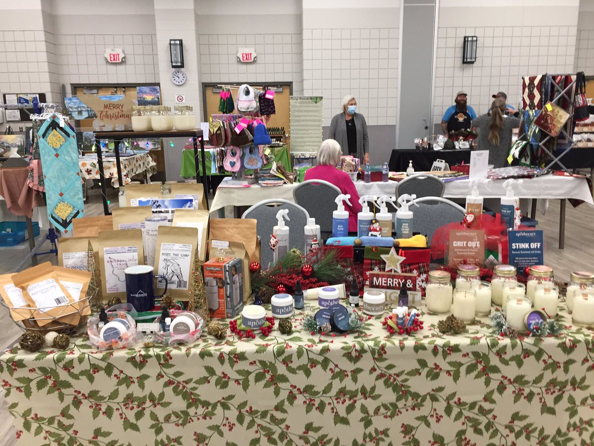 CleanFieldInc's tweet photo. Join us at the Strathmore Market today. We are here till 4:00pm. We have gift ideas for loved ones, teachers, sitters, anyone on your list. #Candles #autodetailingsupplies #stinkoff #cleaningsupplies #lotion #lipbalm #serum #coffeebeans #cleanfieldinc #apothecarybycleanfield https://t.co/y7tuil9rYu