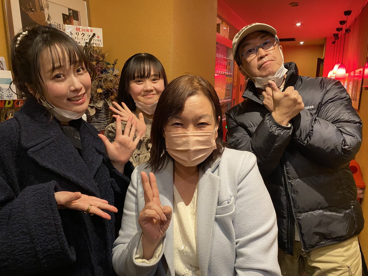 QgoS6's tweet photo. せーなちゃんの映画、Memoriesを観に❤️シュールな映像とストーリーに一気に引き込まれて、不思議な世界に☺️✨
監督に聖奈ちゃんのファンですか❓と聞かれ、そーです❣️大ファンです😆💕💕
監督のポーズもサイコー👍今週みんな観てくださーい✨#Memories #今関あきよし　#鈴木聖奈 https://t.co/uRZh25ZAzb