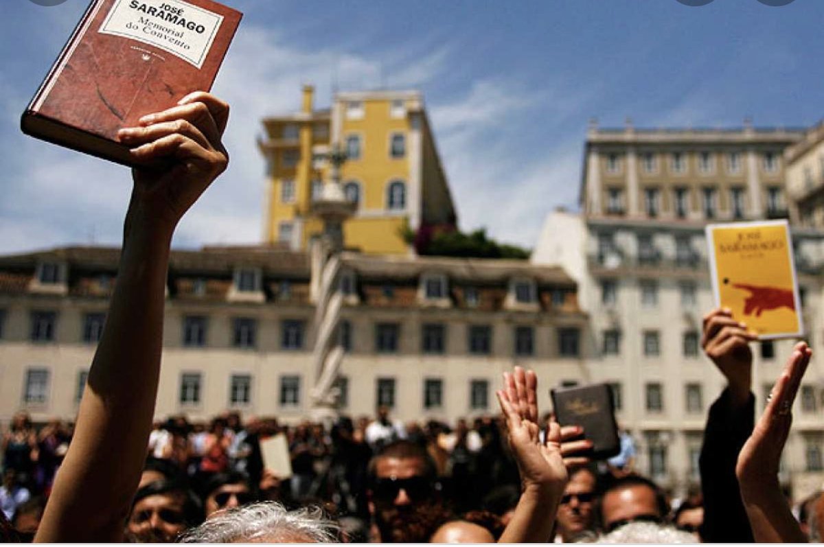 No sé dónde será la despedida, pero Almudena Grandes se merece un acto como el de Saramago en Lisboa, con sus lectores sosteniendo alguno de sus libros como agradecimiento