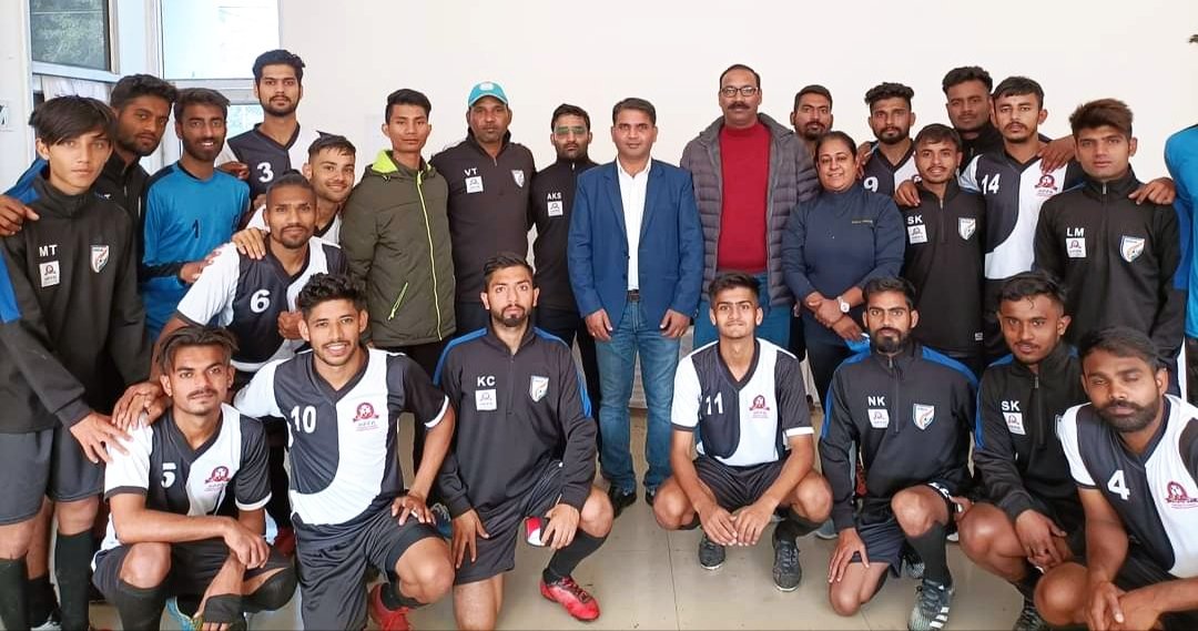ImNatri's tweet photo. With Team #HPFA During 75th #Nationalfootballchampionship #SantoshTrophy @ Sports Complex ,Sec 7 ,Chandigarh With Naresh Rana ji Sunil Sharma ji, Team Coach Bipin ji ,Asstant Coach Aishwarya ji, Team Manager Subham ji , Deepak Sharma ji https://t.co/rrNtkBSmi6