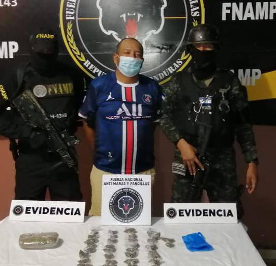 #QhuboTV | ¡SE PERDIÓ LA POTRA POR REPARTIR "TOSI"! Un hombre, supuesto miembro de la Pandilla 18, fue detenido en Cedeño, Choluteca, por ser acusado del delito de distribución de droga.