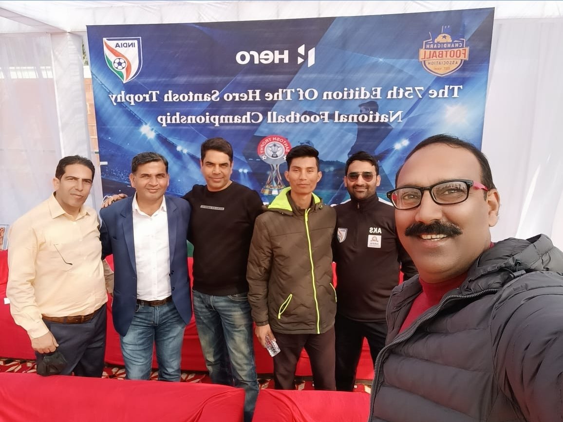 ImNatri's tweet photo. With Team #HPFA During 75th #Nationalfootballchampionship #SantoshTrophy @ Sports Complex ,Sec 7 ,Chandigarh With Naresh Rana ji Sunil Sharma ji, Team Coach Bipin ji ,Asstant Coach Aishwarya ji, Team Manager Subham ji , Deepak Sharma ji https://t.co/rrNtkBSmi6