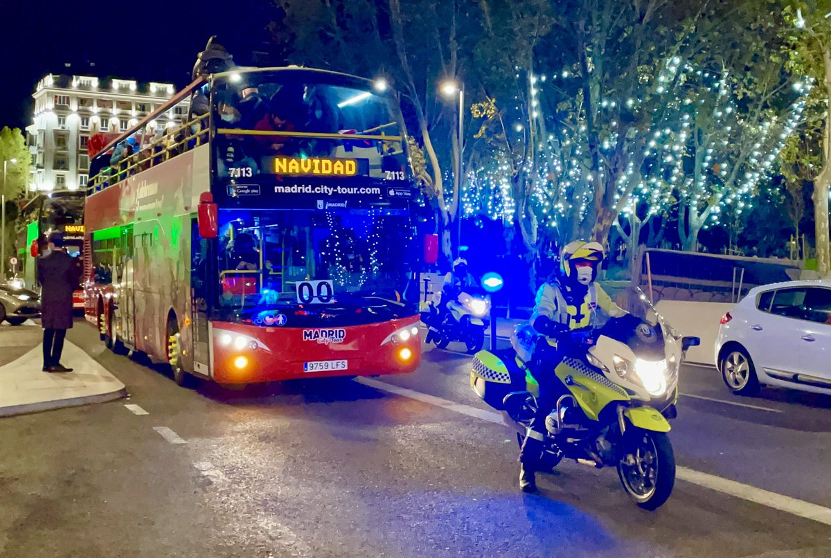 fotosvdea's tweet image. Ayer, dio comienzo la navidad en Madrid, con el encendido de las luces de Navidad y diversos actos en torno a este encendido. Además, comenzó el servicio #Naviluz de autobuses.

Y como siempre, @policiademadrid con un amplio dispositivo en el que se enmarca mi querida #USE 😍