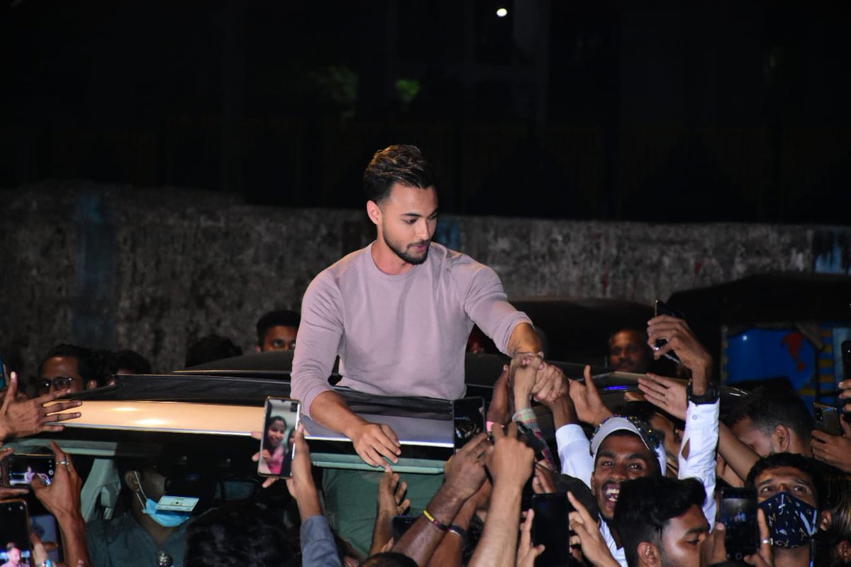 BOIncome's tweet photo. #Rahuliya aka #AayushSharma witnesses fan frenzy for his astounding performance in #Antim: #TheFinalTruth at #GaietyGalaxy..
#Antim #AntimTheFinalTruth https://t.co/tWJJaJqnnY