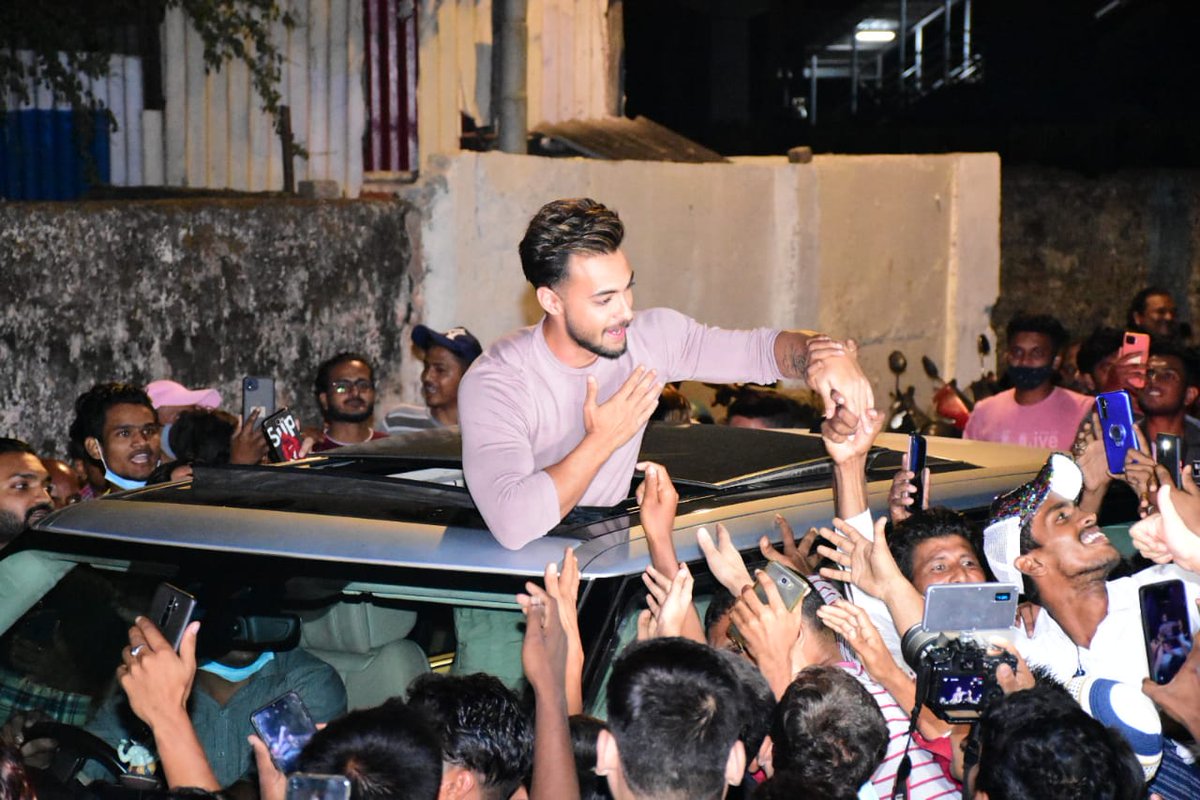 BOIncome's tweet photo. #Rahuliya aka #AayushSharma witnesses fan frenzy for his astounding performance in #Antim: #TheFinalTruth at #GaietyGalaxy..
#Antim #AntimTheFinalTruth https://t.co/tWJJaJqnnY
