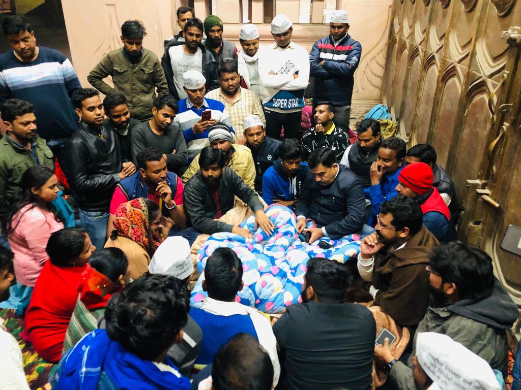ASP4UP's tweet photo. अभी देर रात 69 हज़ार शिक्षक भर्ती महाघोटाले में आंदोलन कर रहे क्रांतिकारी साथियों से मिलने पहुँचे चंद्रशेखर आज़ाद।
@BhimArmyChief https://t.co/EcL4LD31ms