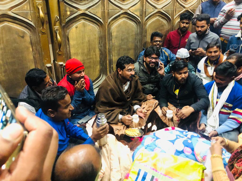 ASP4UP's tweet photo. अभी देर रात 69 हज़ार शिक्षक भर्ती महाघोटाले में आंदोलन कर रहे क्रांतिकारी साथियों से मिलने पहुँचे चंद्रशेखर आज़ाद।
@BhimArmyChief https://t.co/EcL4LD31ms