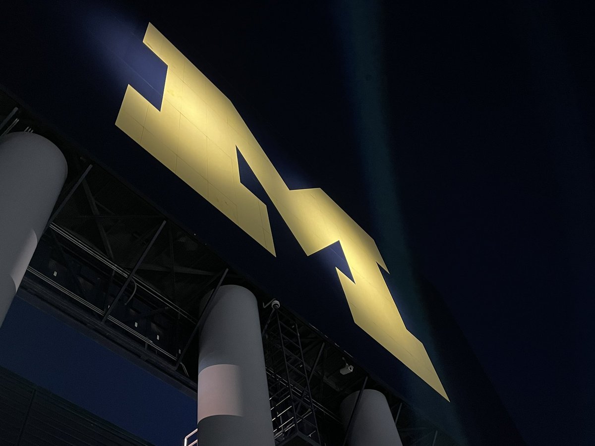 aparisho's tweet photo. GO BLUE 💥💙💛 https://t.co/LEOWHZMoXt