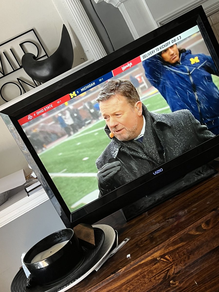 laceyctaylor's tweet photo. Love seeing @CoachBobStoops commentating college games! 🏈 He does look cold tho ❄️ https://t.co/ZigOVzOk3u
