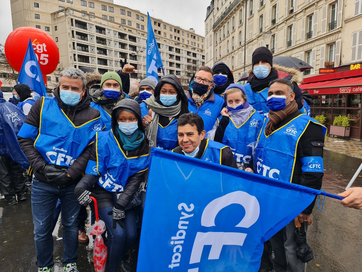 SyndicatCFTC's tweet photo. Merci à toutes celles et ceux présents à #Paris aujourd'hui lors de la manifestation de soutien aux salariés de #PPG de Bezons. Une belle mobilisation de la #CFTC malgré la pluie ! #ManifPPG 
 👏🔵⚪ https://t.co/AGOzcyZcgD