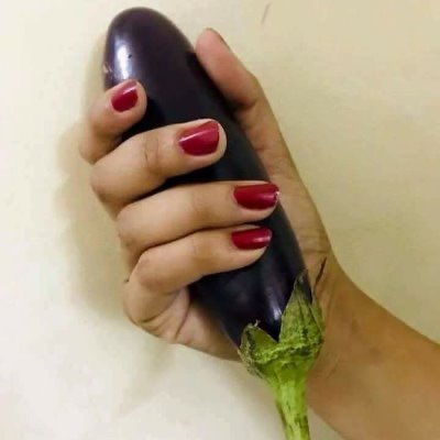 Agarwal8Chandri's tweet photo. సరదాగా ఇలా పట్టుకున్న... మీరు ఇంకోలా ఫీల్ కావద్దు.. ఇంతకీ ఈ వంకాయ సైజ్ ఎంతో? https://t.co/SssGVMIOPZ