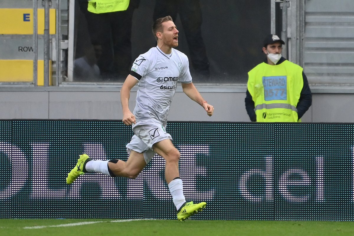 PordenoneCalcio's tweet photo. 🎙️ "Dedico il gol, anche a nome della squadra, a Samu e alla sua famiglia. Volevamo dedicare la prima vittoria, purtroppo è sfumata all’ultimo. Grazie ai tifosi venuti fin qui. Non molliamo"
Barison commenta #FROPOR ▶️ https://t.co/7Gss8t9Thf
#ForzaRamarri #ForzaPordenone https://t.co/nfubb6KsuQ