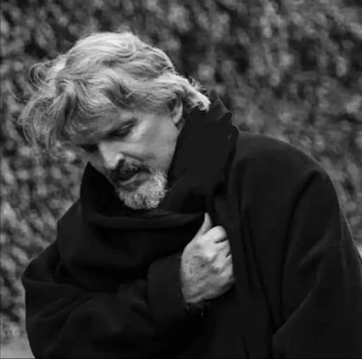 Que mi historia no traiga dolor, que mis manos trabajen la paz, que si muero me mates de amor...  #NadaParticular 🕊️

#CarlosRivera
#MiguelBosé