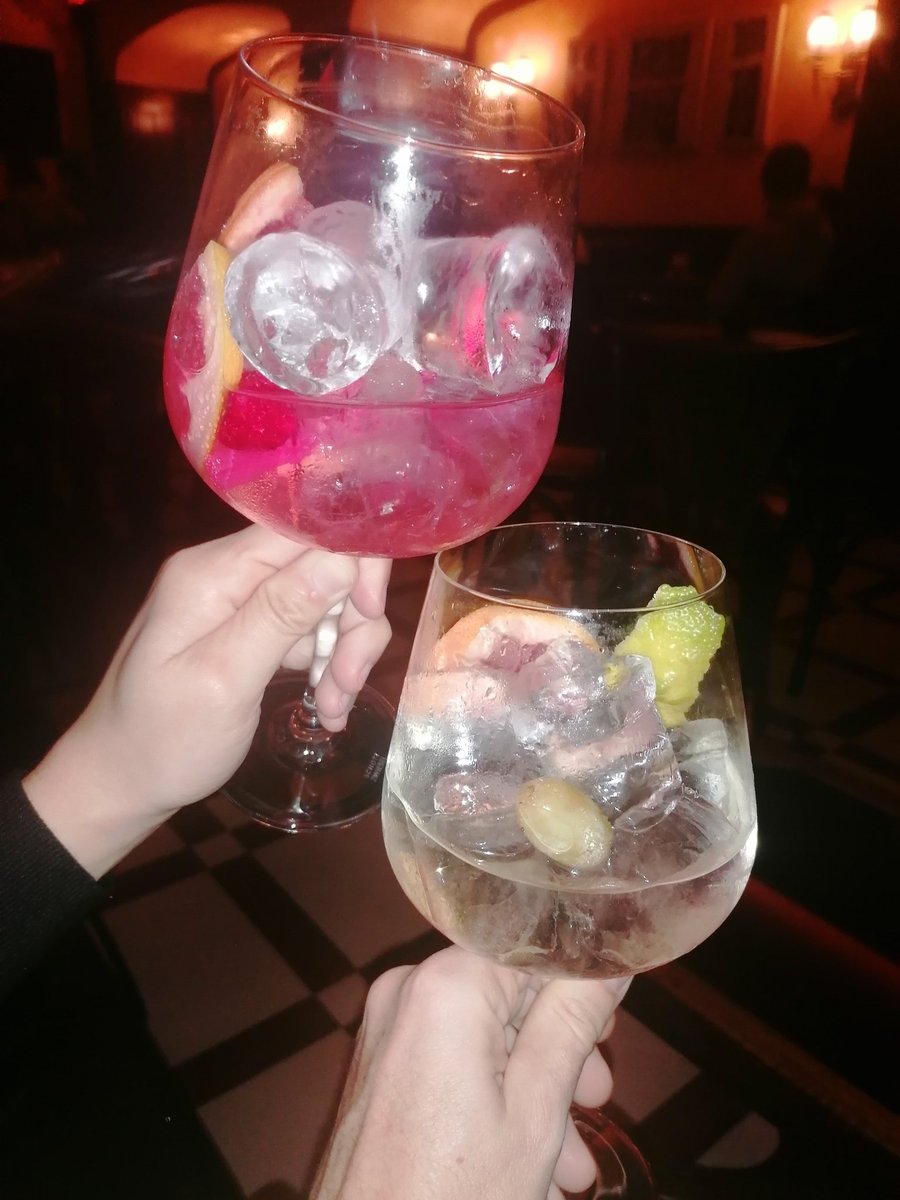 iban_dnsti's tweet photo. Degustando dos buenos refrescos en el #AterpeArrasate con la buena mano de #Txarly y la inmejorable compañía de mi " prometida" @Rakel79329226... 💚💚💚🙃🙃🙃 https://t.co/eiPI8xF7Q1