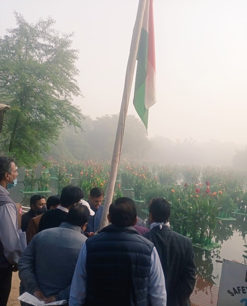 uditprakash's tweet photo. Sanjay Van Lake Project - a @DelhiJalBoard effort to rejuvenate & revive waterbodies & allied Ecosystem.Floating Rafters(plants which float & treat waste water),Aeration(blowing Air & Oxygen in the water to treat it) are some of Bio-Remedial Techniques being used.
#knowledgeBytes https://t.co/nP44rxW7U9