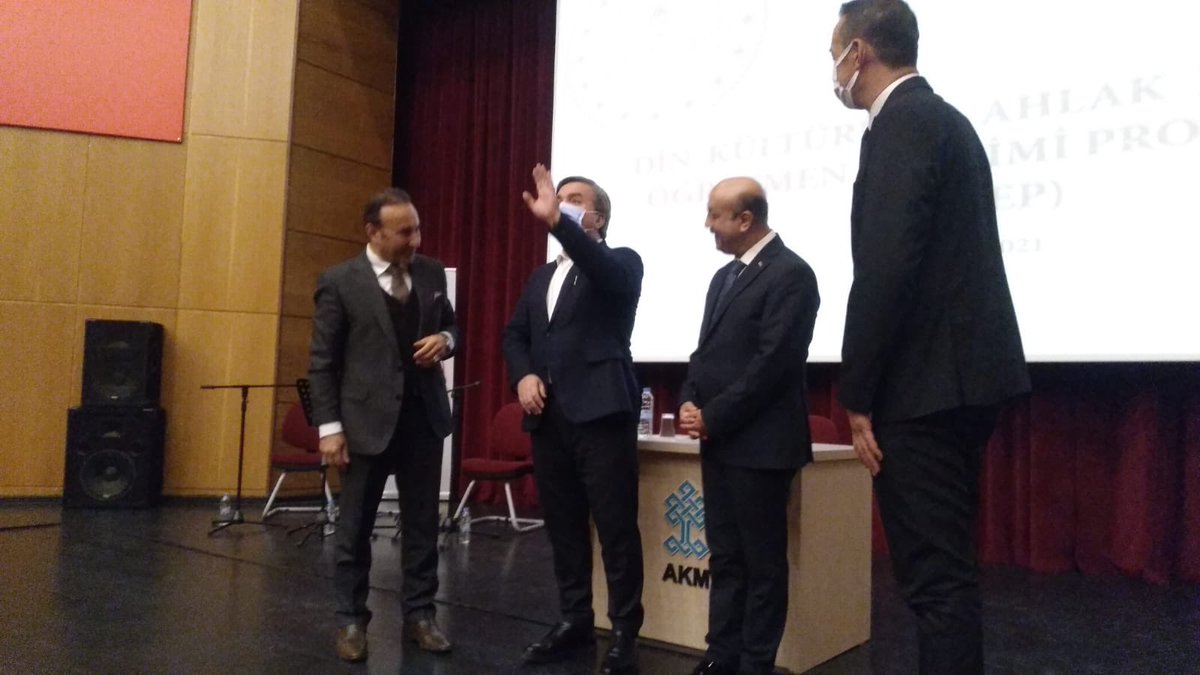 NiyaziMarasli's tweet photo. Okulumuz koordinatörlüğünde Aksaray’da görev yapan Din Kültürü Öğretmenlerine yönelik DÖGEP eğitimi Sn Prof Dr @sabanaliduzgun tarafından Aksaray Kültür Merkezinde Sn Valimiz @hmzaydg ve Sn İl Milli Eğitim Müdürümüz @haciomerkartal ın katılımıyla gerçekleştirildi. @yilmaznazif https://t.co/R1zAWrg1jY