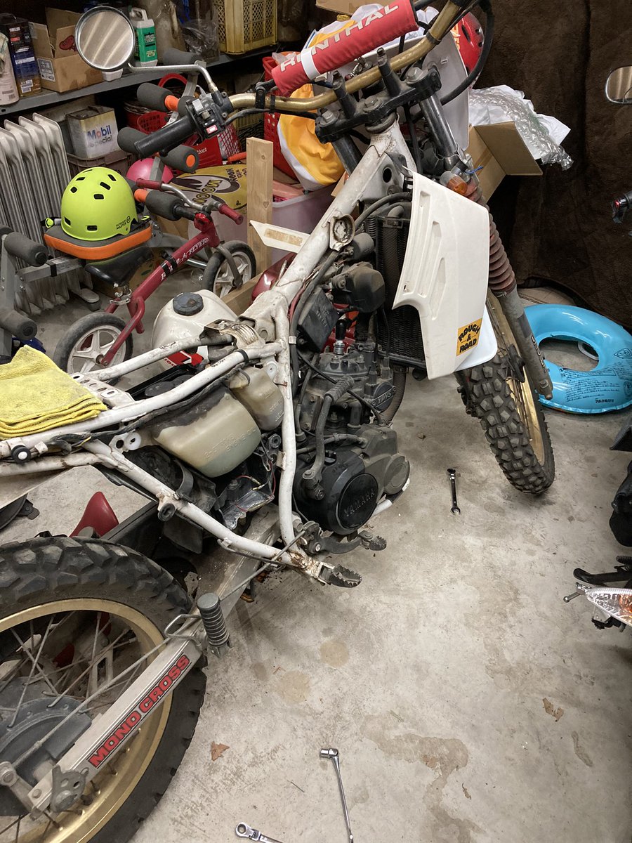 da_0819's tweet photo. エアクリの外し方わからん。
今日はキャブオーバーホールで
おしまい！
#DT200R #37F #レストア https://t.co/UlE7bExtRf