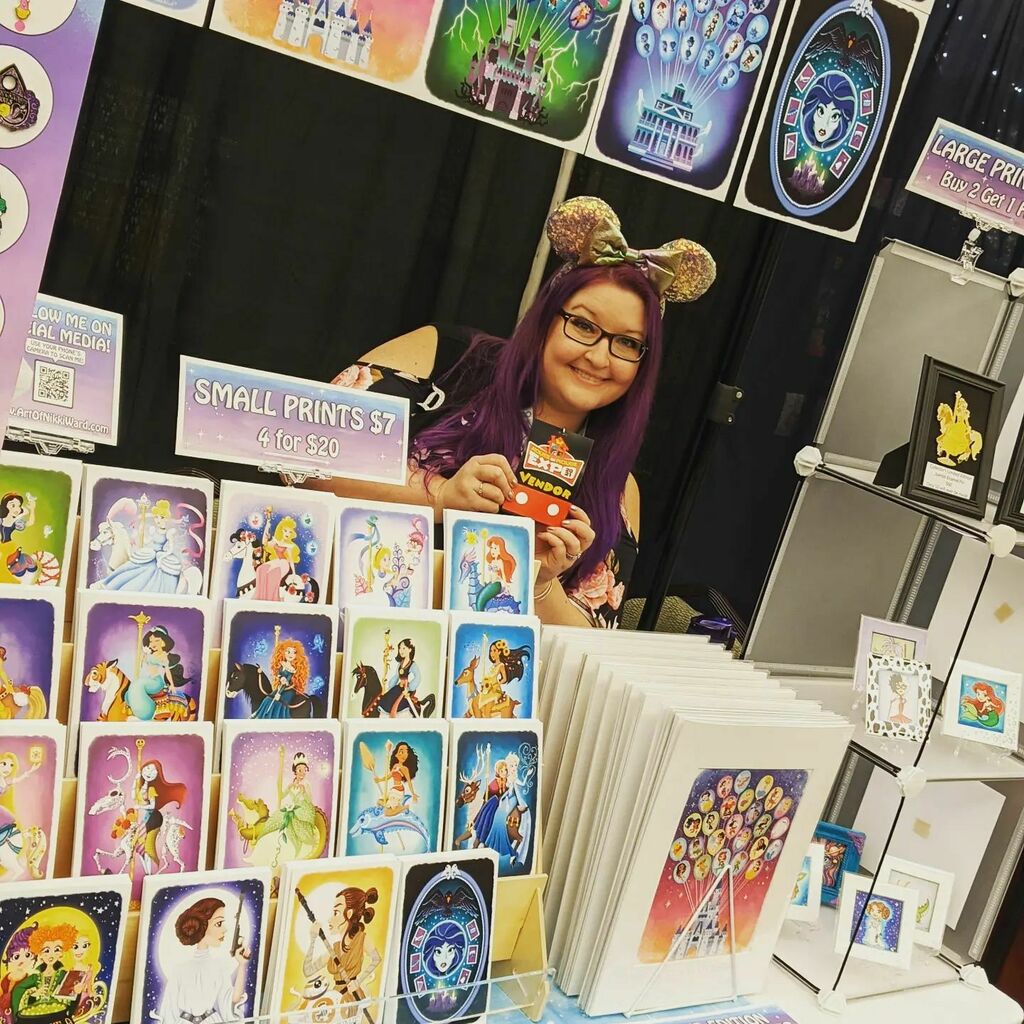 ArtofNikkiWard's tweet photo. So excited to be here at @houseofmouseexpo today and tomorrow, a brand new show for all things Disney created and run by the amazing @themainstreetmouse! I'll be here all weekend so if you're here, swing by! I'd love to see you and talk Disney with you! … https://t.co/uyo2hE8NrN https://t.co/2uJMnOgGHy