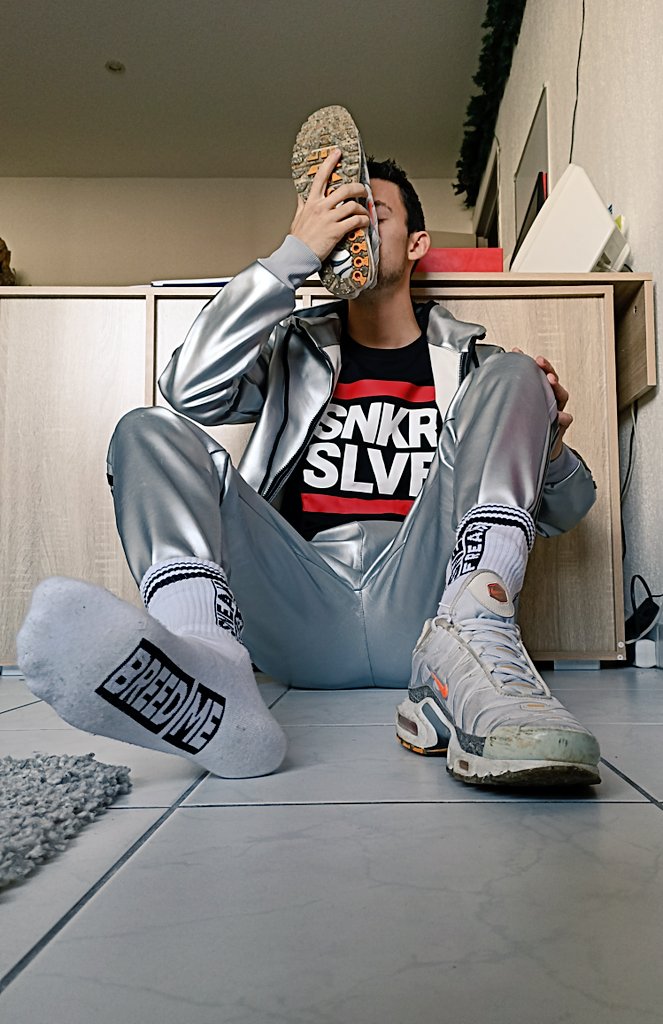 Who wants to be my Sneaker Master ? 😈👟😛

#gaykiffeur #gaysneaker #sneakersfetish #gayfetish #sneakerslave #gaysub