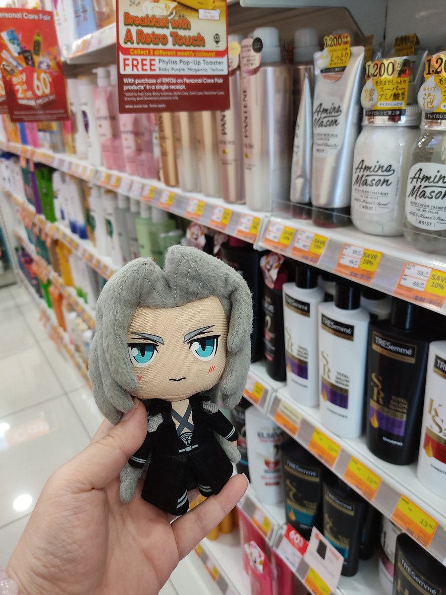 KyuubiPandora's tweet photo. The outing continues with Chibiroth asking me to buy him some mascara and shampoo. This little man knows how to look beautiful.
#chibiroth #FF7 https://t.co/bzHC0WVGm5