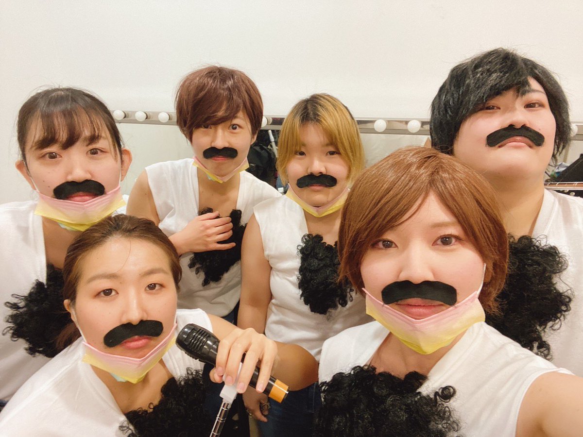QUEST__official's tweet photo. シャッフルメドレーは
Kis-My-Ft2のEverybody Goをカウコンのフレディ・マーキュリーver.で披露しました！
胸毛をつけて楽屋を歩いていたら、共演者の皆様に大変爆笑されました🤣ｗｗ
#おとジャニ https://t.co/6kg5d2Bcai