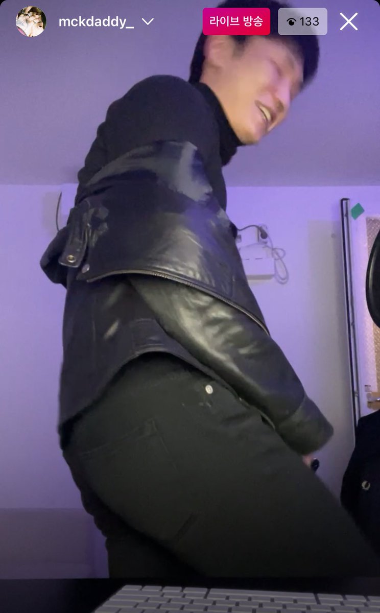krnbhhours's tweet photo. the first thing i see on mckdaddy’s live is his ass hmmm https://t.co/j4k84GYDvb