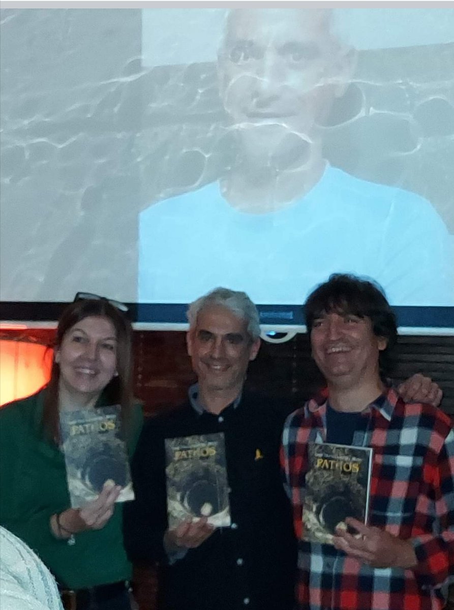 Volvimos a presentar, volvimos a disfrutar con los libros, con los lectores, volvimos a emocionarnos con la literatura, volvimos al Aleatorio.
Pathos ya a la venta en nuestra web:
descentrados.es/producto/patho…
<a href="/Pathosgenesys/">Pathos</a> 
<a href="/teriri531/">Tere Oteo Iglesias</a> 
<a href="/Puntolara/">Ángel Lara Navarro</a> 
<a href="/ILUSTRADORDESIG/">Fernando Cuevas Bautista</a>