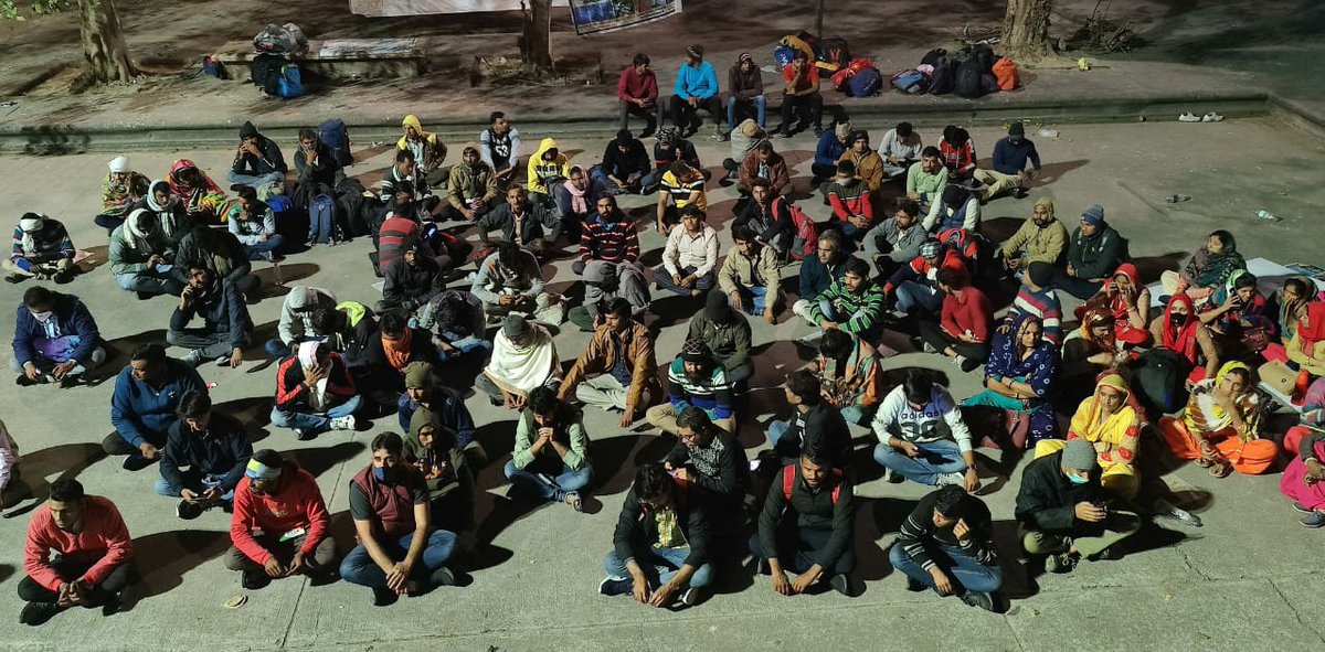 Rajendra4BJP's tweet image. राजस्थान में 22 सूत्री मांगों को लेकर विगत डेढ़ महीने से बेरोजगार युवा धरना दे रहे हैं लेकिन तानाशाही गहलोत सरकार कोई सुनवाई नहीं कर रही है। अब UP में @priyankagandhi से न्याय की आस लेकर कांग्रेस मुख्यालय पहुंचे बेरोजगार युवाओं के साथ कांग्रेसी दुर्व्यव्हार करने पर उतारू है।