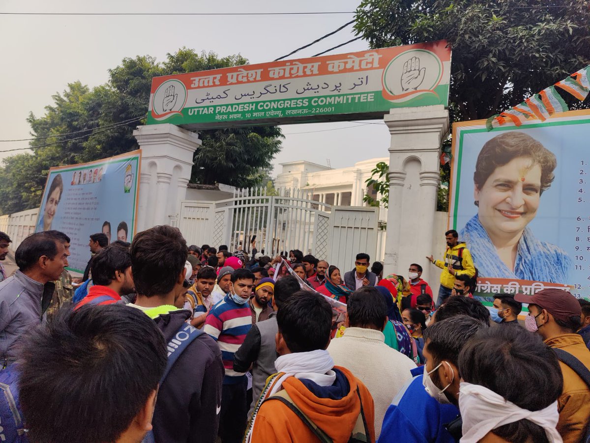 Rajendra4BJP's tweet image. राजस्थान में 22 सूत्री मांगों को लेकर विगत डेढ़ महीने से बेरोजगार युवा धरना दे रहे हैं लेकिन तानाशाही गहलोत सरकार कोई सुनवाई नहीं कर रही है। अब UP में @priyankagandhi से न्याय की आस लेकर कांग्रेस मुख्यालय पहुंचे बेरोजगार युवाओं के साथ कांग्रेसी दुर्व्यव्हार करने पर उतारू है।