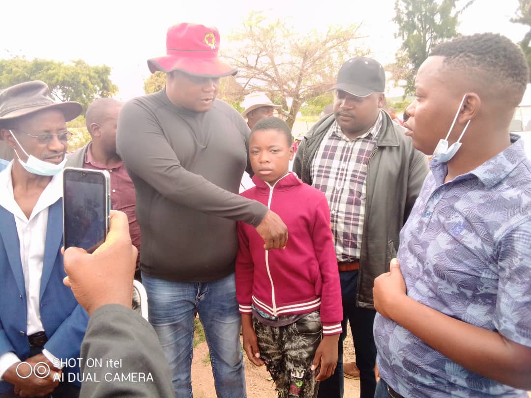 JobSikhala1's tweet photo. Heard the horrific story of hw Nyasha Zhambe Mawere ws abducted &amp; attacked by ZANU PF thugs near Mpandawana Growth Point.

The boy in red jacket hs bn left without a father coz of ZANU PF's thugs.

We buried his father amid tears of sorrow. We will make sure he completes his sch https://t.co/9q4vNXz1pX