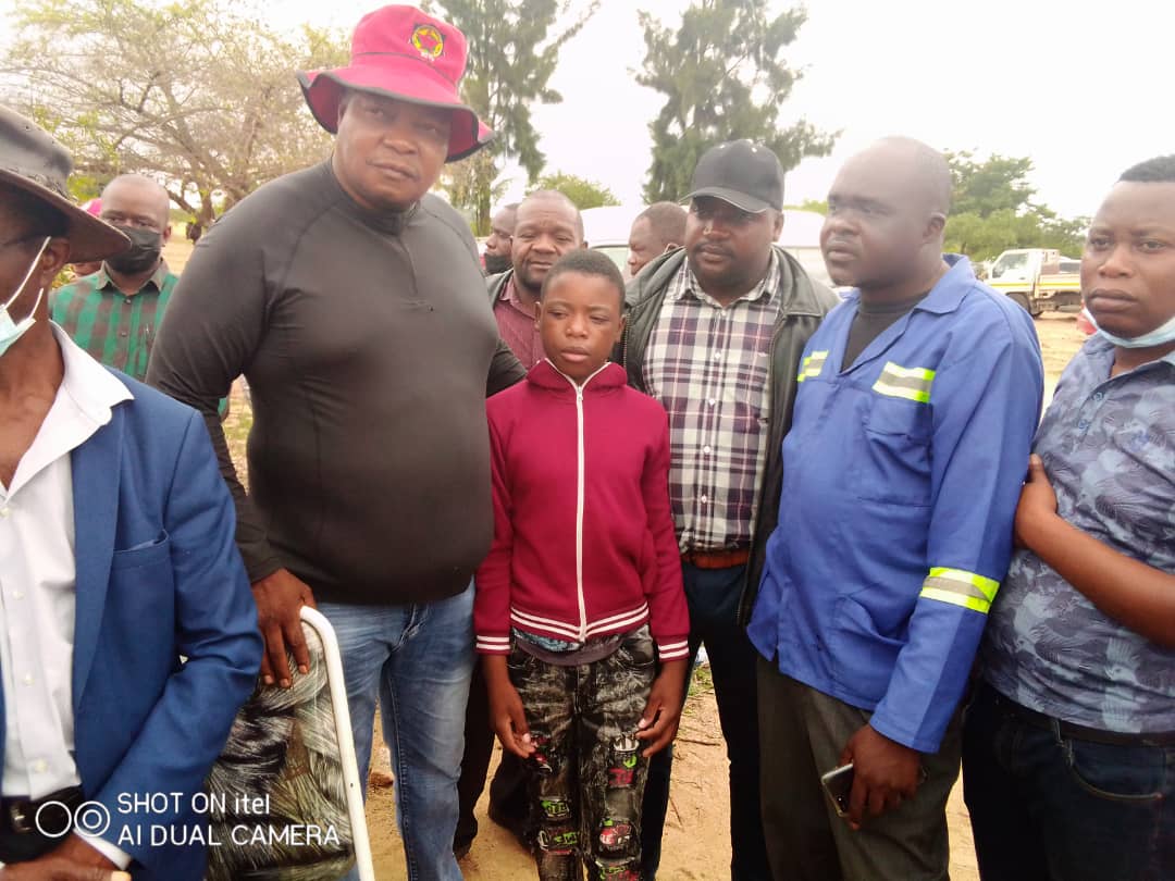 Heard the horrific story of hw Nyasha Zhambe Mawere ws abducted &amp; attacked by ZANU PF thugs near Mpandawana Growth Point.

The boy in red jacket hs bn left without a father coz of ZANU PF's thugs.

We buried his father amid tears of sorrow. We will make sure he completes his sch