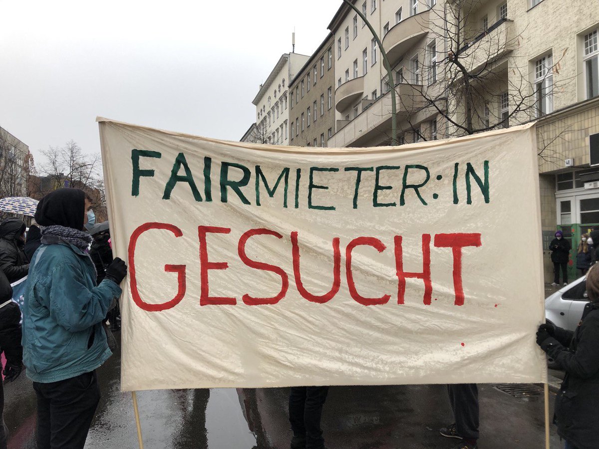 bizimkiez's tweet photo. Los geht's für #NeuesVorkaufsrechtJetzt: Jede Menge Regenschirm und dicke Mützen, aber ein Schutzschirm gegen #Verdrängung und den Einzug sozialer Kälte in den Kiezen fehlt.
Die #Ampel muss handeln, #Berlin ad hoc-Lösungen finden, und wir machen weiter mit Selbstorganisation! https://t.co/bIa5wQQtoh