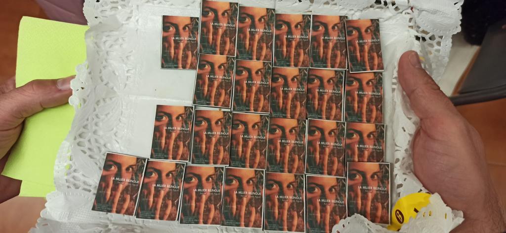BartlebyEditor's tweet photo. Rosana, librera de #LlorensLlibres #VilanovailaGeltru, celebró la presentación de #lamujerbilingüe #ladonabilingüe de la poeta @rcasas27 con estas #chocolatinas que reproducen la portada del #libro... ¿Quién da más? https://t.co/PiX34nlkHo