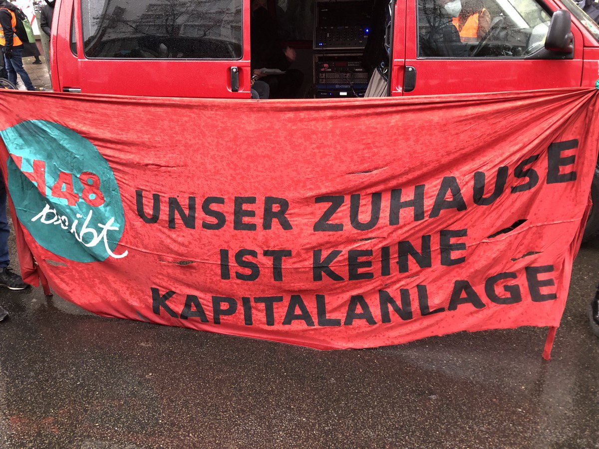 bizimkiez's tweet photo. Los geht's für #NeuesVorkaufsrechtJetzt: Jede Menge Regenschirm und dicke Mützen, aber ein Schutzschirm gegen #Verdrängung und den Einzug sozialer Kälte in den Kiezen fehlt.
Die #Ampel muss handeln, #Berlin ad hoc-Lösungen finden, und wir machen weiter mit Selbstorganisation! https://t.co/bIa5wQQtoh