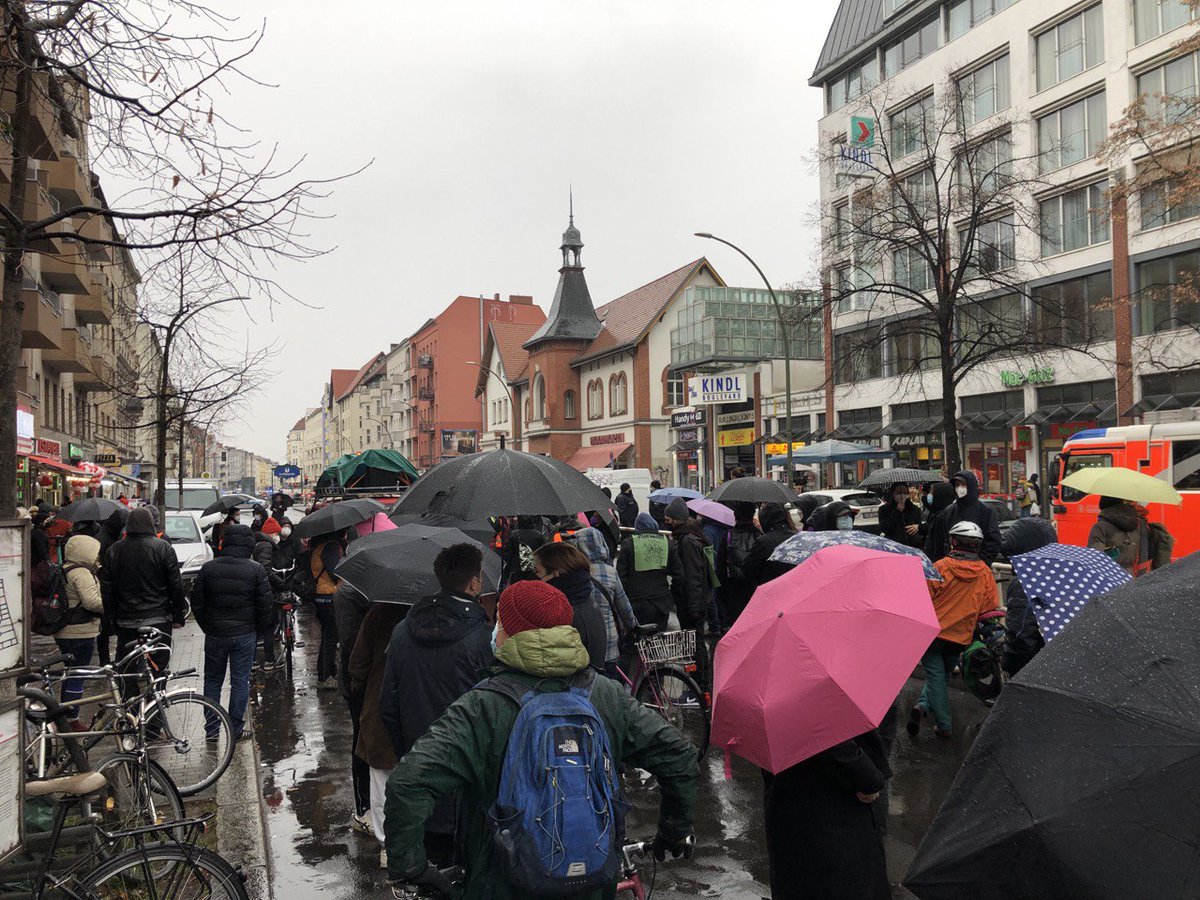 bizimkiez's tweet photo. Los geht's für #NeuesVorkaufsrechtJetzt: Jede Menge Regenschirm und dicke Mützen, aber ein Schutzschirm gegen #Verdrängung und den Einzug sozialer Kälte in den Kiezen fehlt.
Die #Ampel muss handeln, #Berlin ad hoc-Lösungen finden, und wir machen weiter mit Selbstorganisation! https://t.co/bIa5wQQtoh