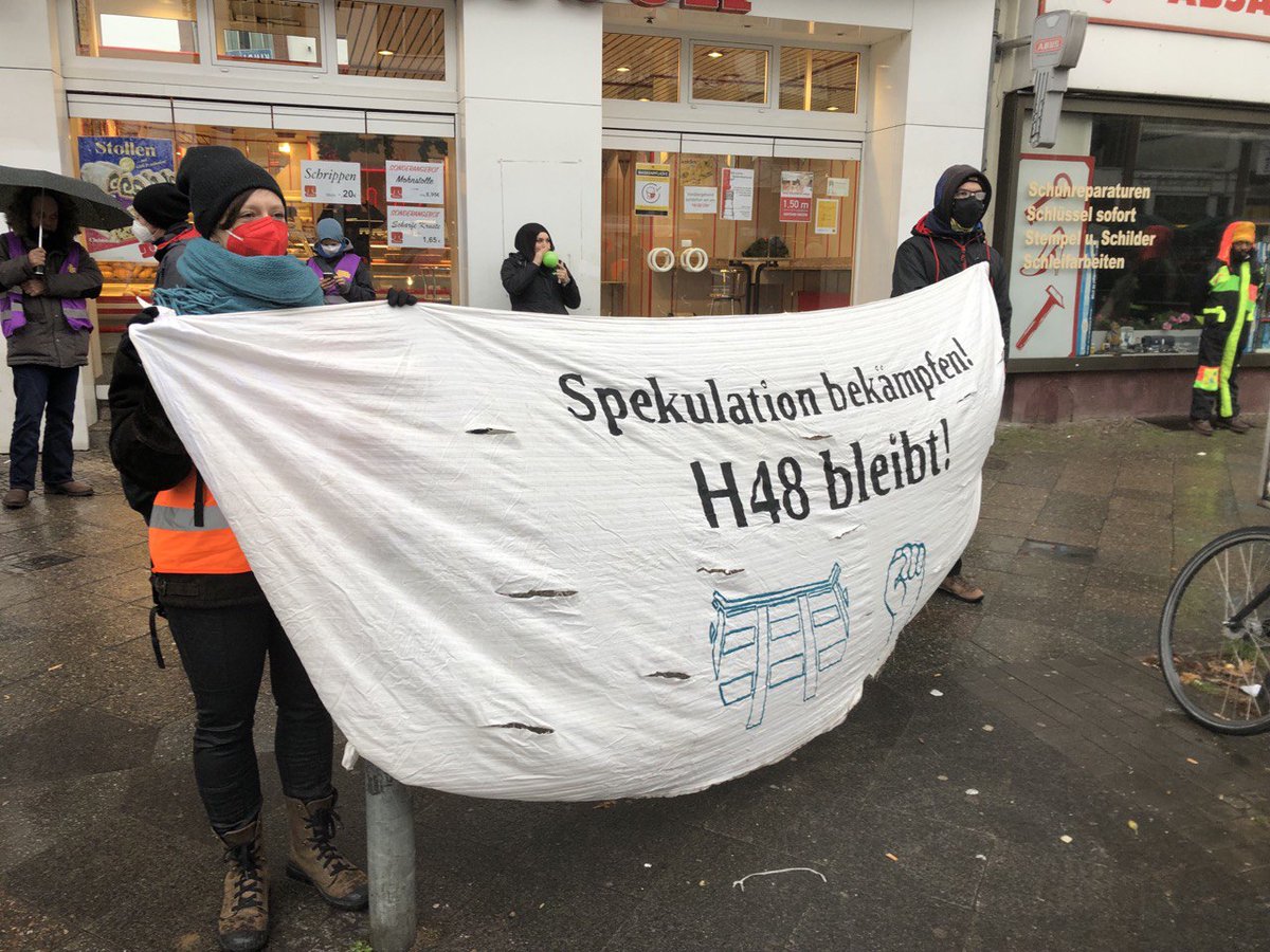 bizimkiez's tweet photo. Los geht's für #NeuesVorkaufsrechtJetzt: Jede Menge Regenschirm und dicke Mützen, aber ein Schutzschirm gegen #Verdrängung und den Einzug sozialer Kälte in den Kiezen fehlt.
Die #Ampel muss handeln, #Berlin ad hoc-Lösungen finden, und wir machen weiter mit Selbstorganisation! https://t.co/bIa5wQQtoh